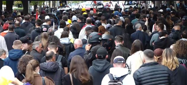 LIVE   Rama  jep dorëheqjen    Studentët dhe pedagogët vijojnë marshimin drejt Bulevardit  Protesta zhvendoset sërish te Kryem   