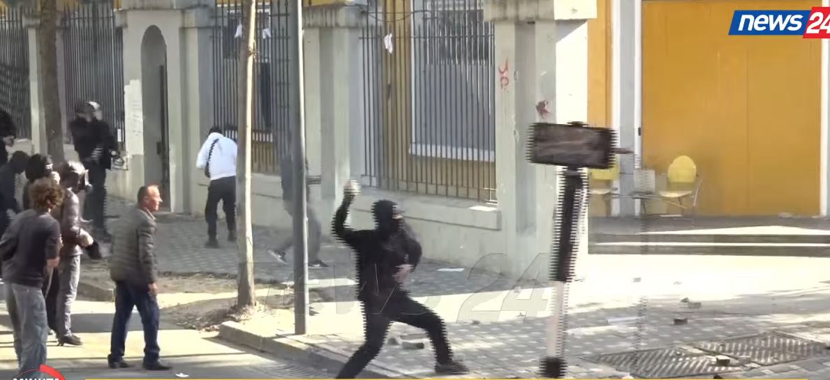 Përshkallëzohet revolta para Ministrisë së Arsimit  të rinjtë hedhin gurë  policia përgjigjet me ujë dhe gaz lotsjellës  VIDEO   