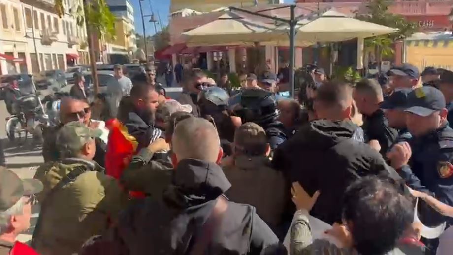 tensione-ne-protesten-per-muzeun-hebraik-ne-vlore-protestuesit-tentojne-te-hyjne-me-force-nderhyn-policia