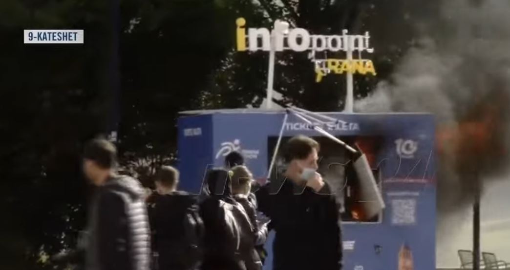 VIDEO  Shpërthejnë protestuesit  në flakë pika e informacionit turistik