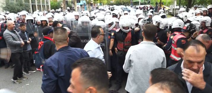 video-tensione-ne-proteste-qytetaret-perplasen-me-policine-mes-tyre-deputeti-klevis-balliu