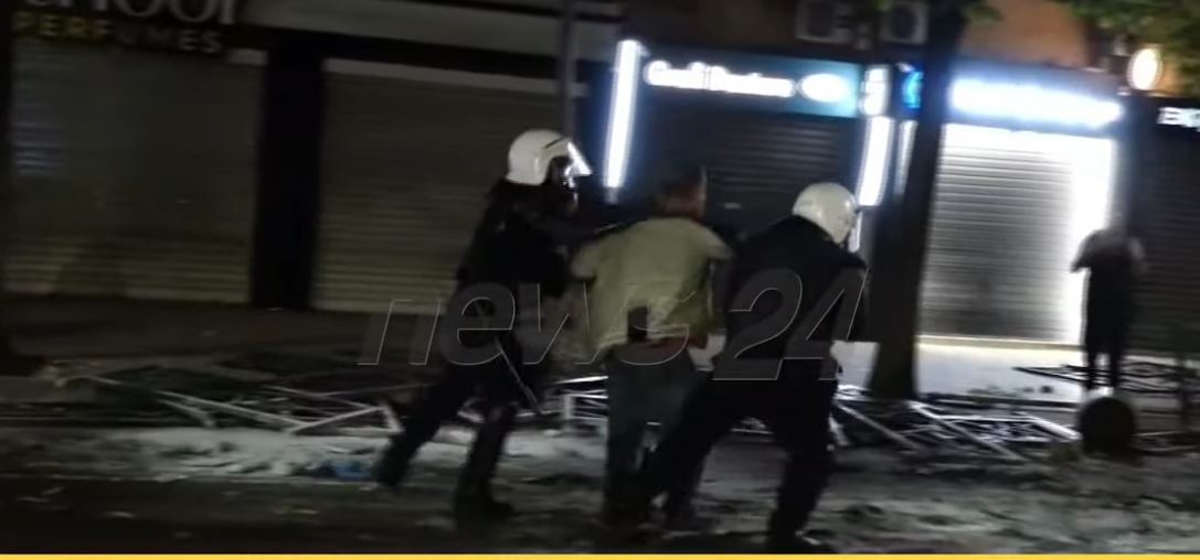 VIDEO  Protestuesi në tokë  momenti kur goditet me shkelma nga policët dhe shoqërohet