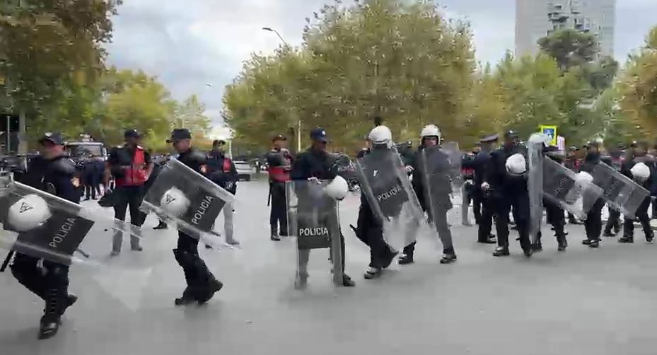Perimetër sigurie dhe rreth 1500 efektivë në gatishmëri  PD asnjë njoftim zyrtar në polici për zhvillimin e protestës
