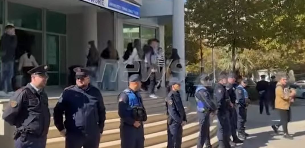 Protesta studentore  Terror në Vlorë  efektivët futen në auditore në Universitetin  Ismail Qemali   policët bëhen kordon edhe    