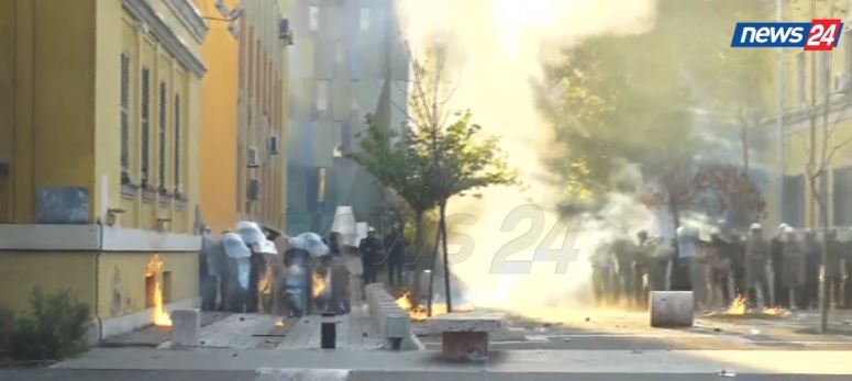 Nuk përmbahen protestuesit  Molotovë drejt policisë  zjarr në këmbët e efektivëve