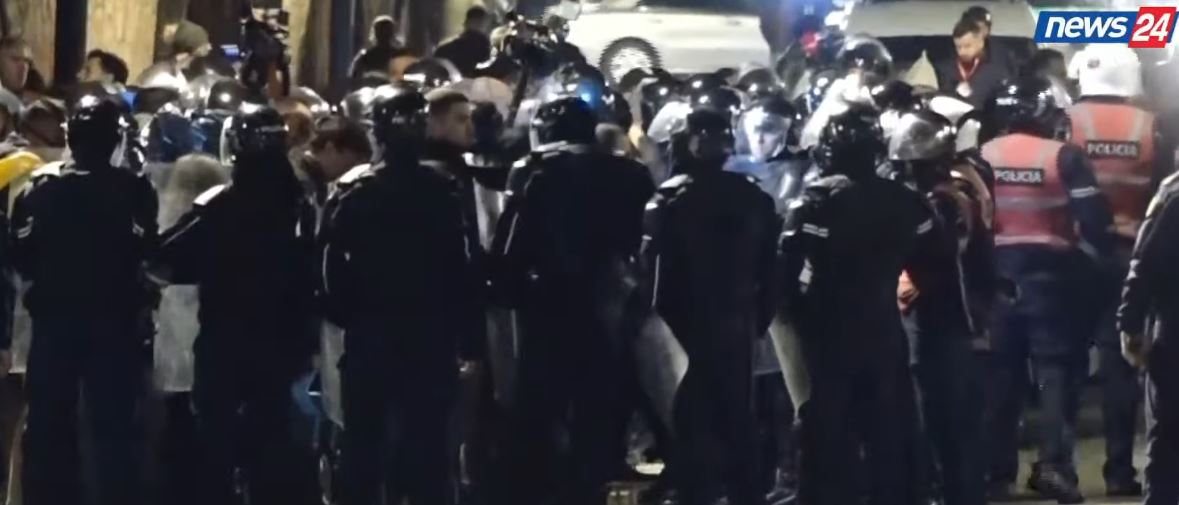 momente-tensioni-te-kryeministria-protestuesit-tentojne-te-cajne-kordonin-e-policise-efektivet-pergjigjen-me-spraj-me-piper