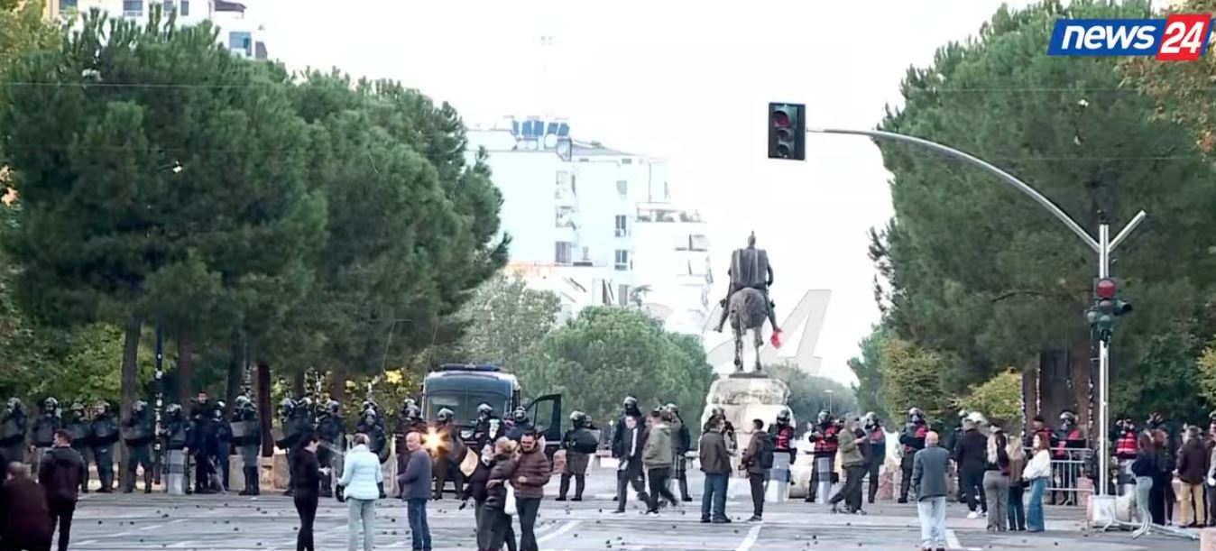 Policia  rrethon  bulevardin  protestuesit shpërndahen në zona të tjera  gazetari  Efektivët me sjellje rrugaçërish