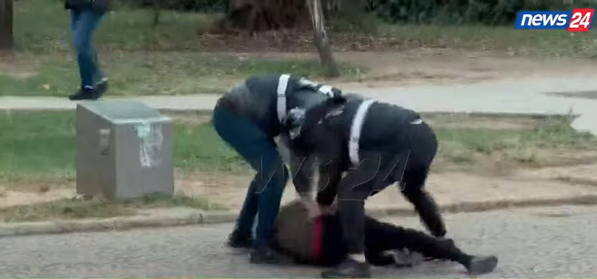 LIVE  Revolta e studentëve  kaos te Kryeministria  Mes efektivëve edhe civilë  shoqërohen forcërisht disa të rinj  mes tyre ed   