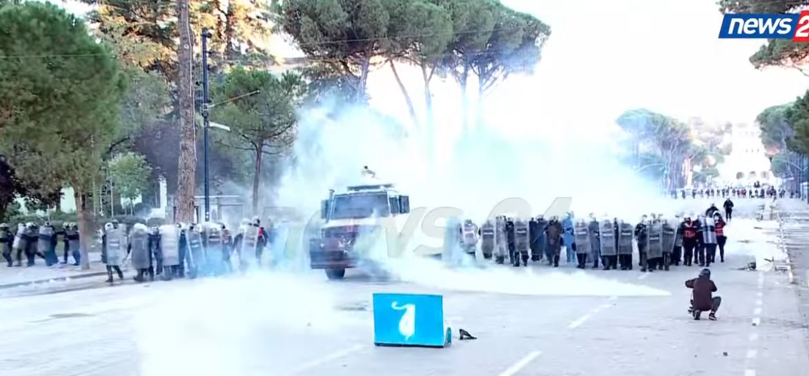 LIVE  Forca të shtuara policie  gaz lotsjellës e tensione te Kryeministria  Një qytetar lëndohet në kokë  ndihmohet nga protes   