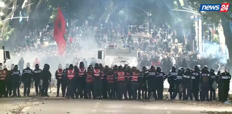 Ambasada e SHBA për “News24”: Nxisim qytetarët të protestojnë paqësisht, jo me dhunë