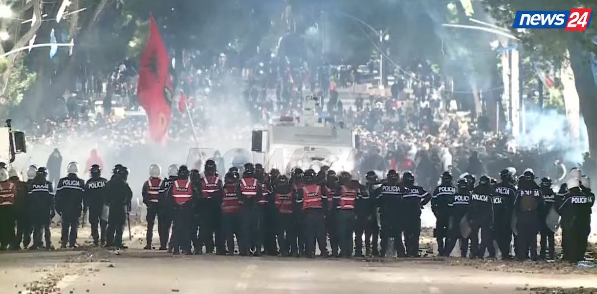protesta-e-studenteve-po-kthehesha-ne-shtepi-shtetasi-amerikan-denoncon-10-persona-me-te-zeza-dhe-shkopinj-me