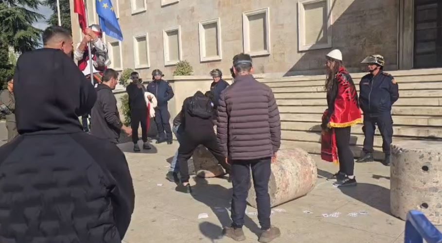 Foto nga burimi: Rama u kërkoi dialog duke vendosur gurë para Kryeministrisë/ Studentët i largojnë blloqet e betonit: Dorëheqje