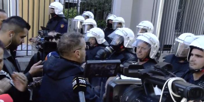  Mos na rrihni fëmijët  po mbroni hajdutët    I riu pësoi dëmtime të rënda nga dhuna brutale e policisë  protestuesi  Të ndësh   