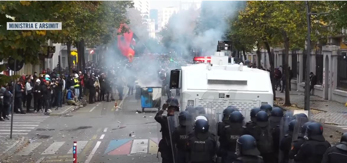 Protestë kombëtare  studentët 19 ditë revoltë në Tiranë  Mobilizohen dy autobote uji  forca të shumta policie te Ministria e A   