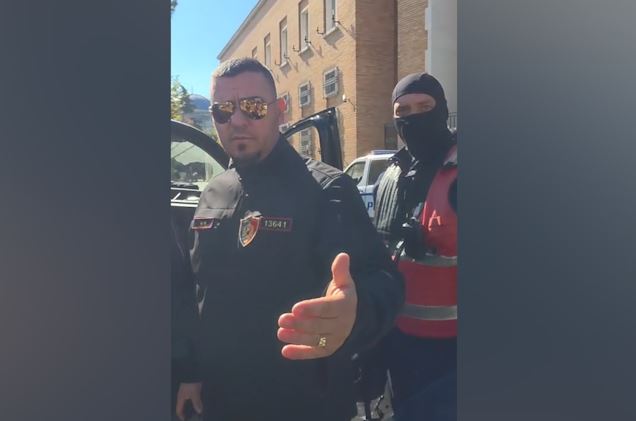 Polici tenton t i heqë telefonin  Shefi i Rendit debaton me gazetarin Stafa  Çfarë ke që filmon   VIDEO 