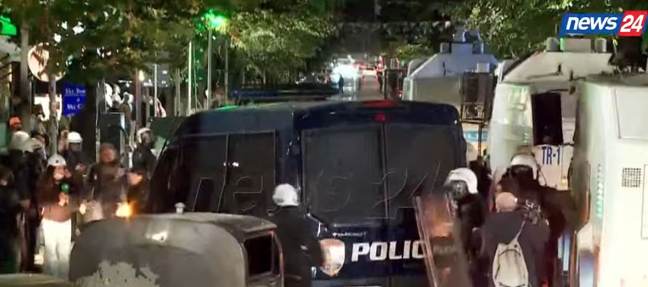 Policia e shpërndarë në disa zona në Tiranë  efektivët ndjekin të rinjtë  nisin shoqërimet e studentëve  VIDEO 