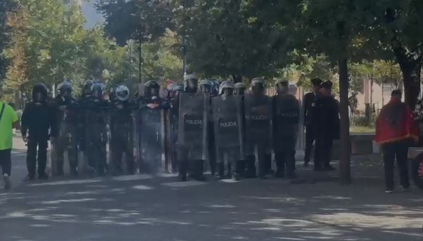 Foto nga burimi: Forca të shumta policie ‘blindojnë’ selinë e PS, marrin në mbrojtje godinën