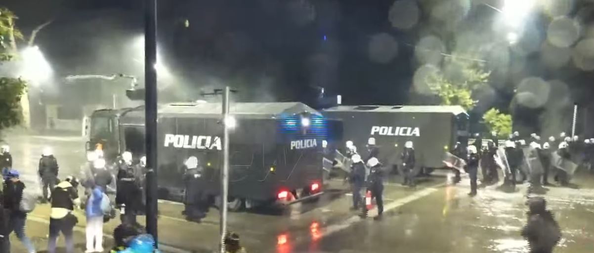Droni i Policisë së Shtetit bie mbi protestuesit  forca të shumta të efektivëve  mësyjnë  për të shpërndarë qytetarët ng   