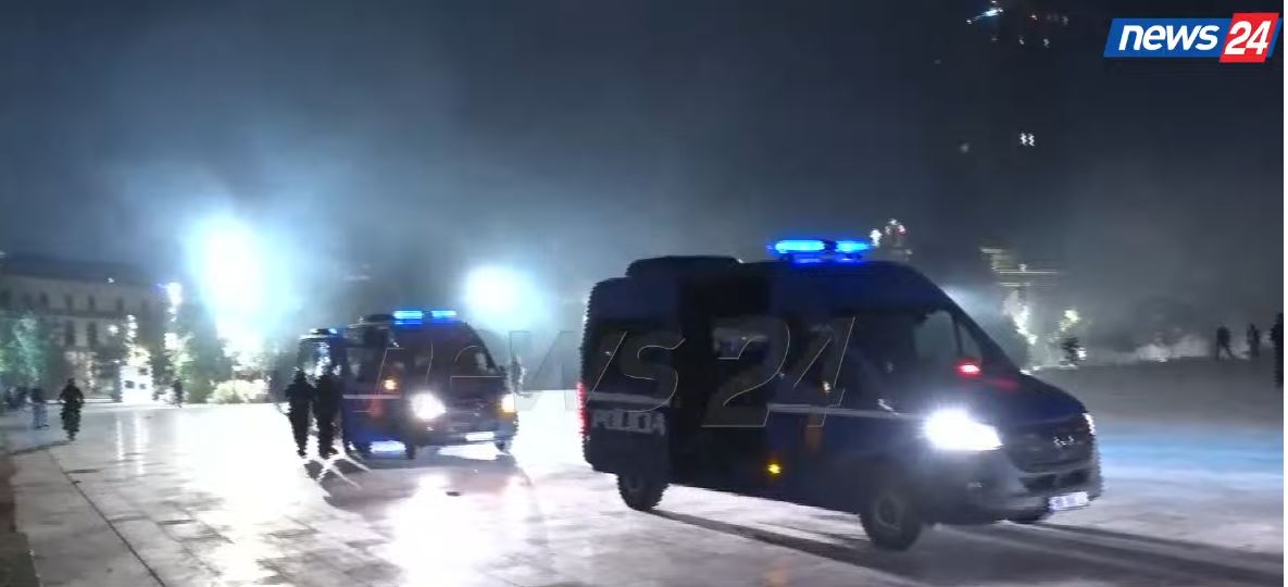 Foto nga burimi: E paprecedentë! Policia ushtron dhunë e terror ndaj të rinjve dhe i merr në furgonë