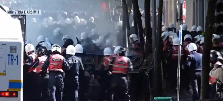 “Liria e tubimit, e drejtë themelore”/ Dhuna në protestat e studentëve, BE reagon për News24: Të shqetësuar! Policia të veprojë në mënyrë proporcionale