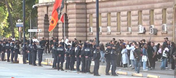 Foto nga burimi: Nuk ndalet protesta! “Lironi rrugën!”/ Përmbysën vazot dhe stolat prej betoni para Kryeministrisë, policia ndërhyn për largimin e studentëve