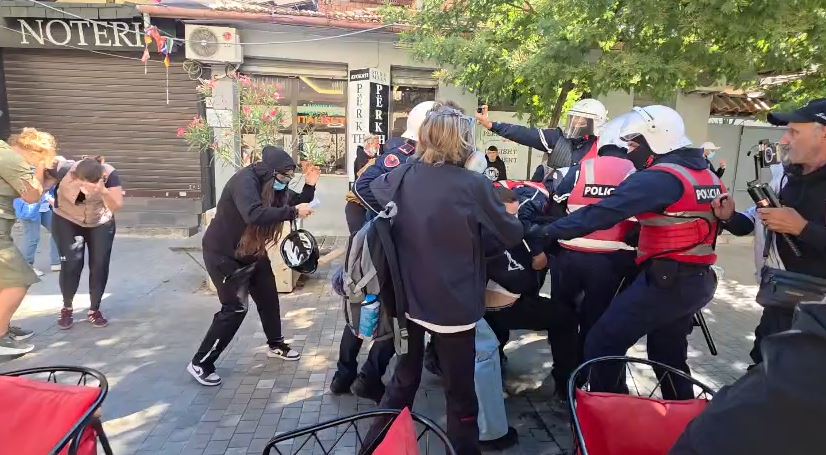 Pamje të dhunës nga protesta në Tiranë  Të mitur dhe qytetarë që merren dhunshëm nga policia  Polici i vendos dorën në fyt ado   