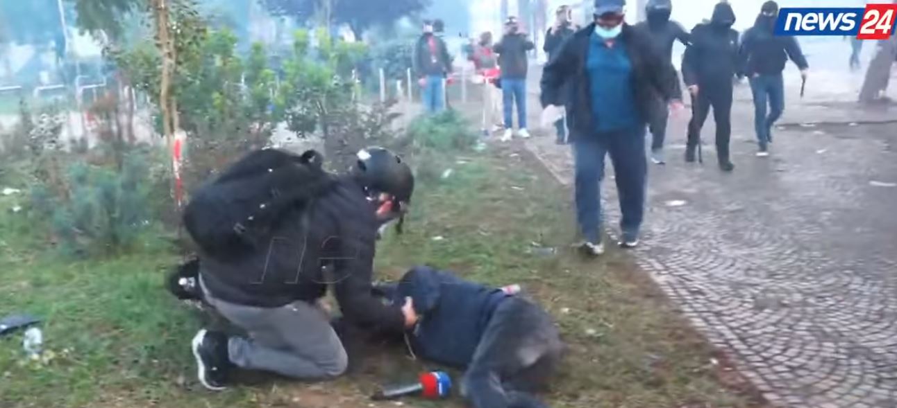 Situatë alarmante te Kryeministria  policia vërsul qindra forca drejt studentëve  një person bie pa ndjenja  Aksion masiv me s   