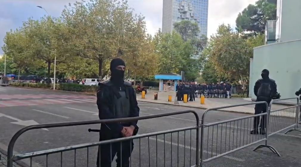 Foto nga burimi: Sot Kuvend dhe protestë/ Policia “shtetrrethim” para godinës së Parlamentit, rrethon zonën me gardh metalik (VIDEO)