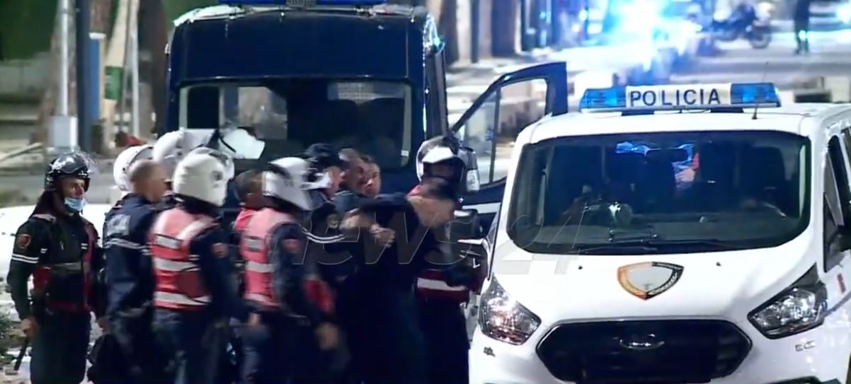 VIDEO  Një student shoqërohet nga disa efektivë  i riu dhunohet dhe goditet gjatë futjes në furgonin e policisë