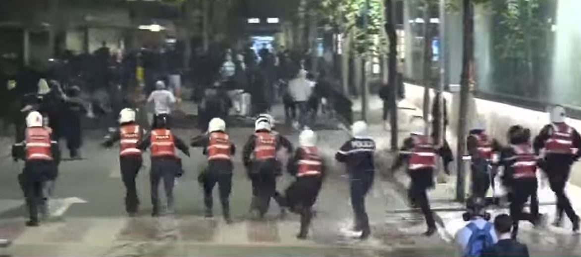 LIVE- Flakë në disa institucione, tym e gaz lotsjellës/ Parlamenti në “shënjestër” të protestuesve, studentët vijojnë revoltën në rrugët e Tiranës