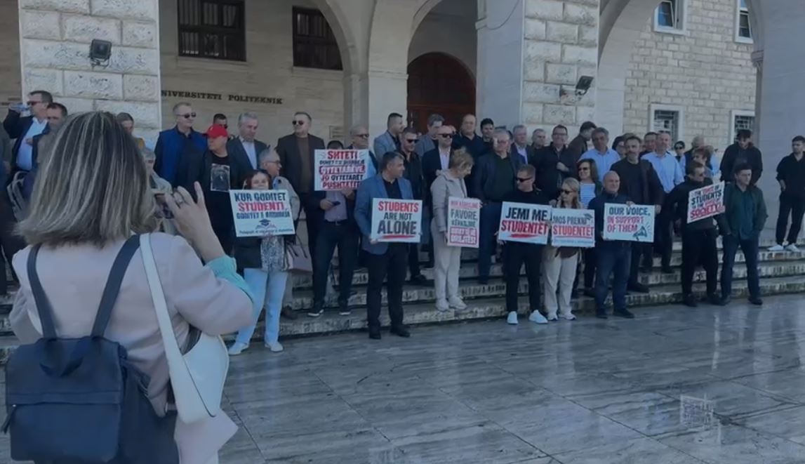 Foto nga burimi: “Mos prekni studentët!”/ Pedagogët marshojnë drejt Kuvendit, i bashkohen studentëve