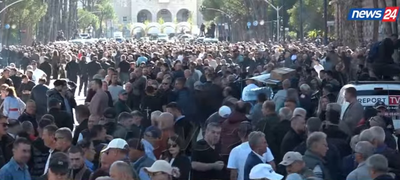 Foto nga burimi: LIVE – Protesta e PD, sheshi para Kryeministrisë plot me demokratë