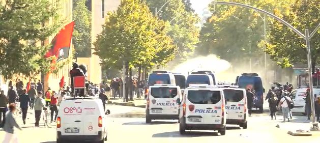 Tirana në këmbë kundër Ramës  6 furgonë policie ndjekin protestuesit  breshëri me ujë drejt të rinjve  Studentët iu ngrenë kur   