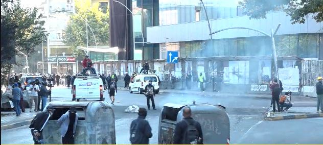 Forca të shumta policie  Hidhet ujë me presion dhe gaz lotsjellës drejt protestuesve  nuk kursehen as mediat