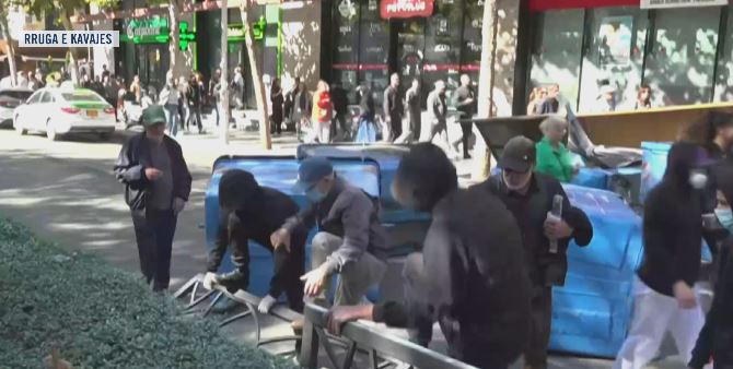 Foto nga burimi: VIDEO/ Nuk ndalet revolta! Të rinjtë djegin kosha mbeturinash dhe shkulin barrierat e rrugës