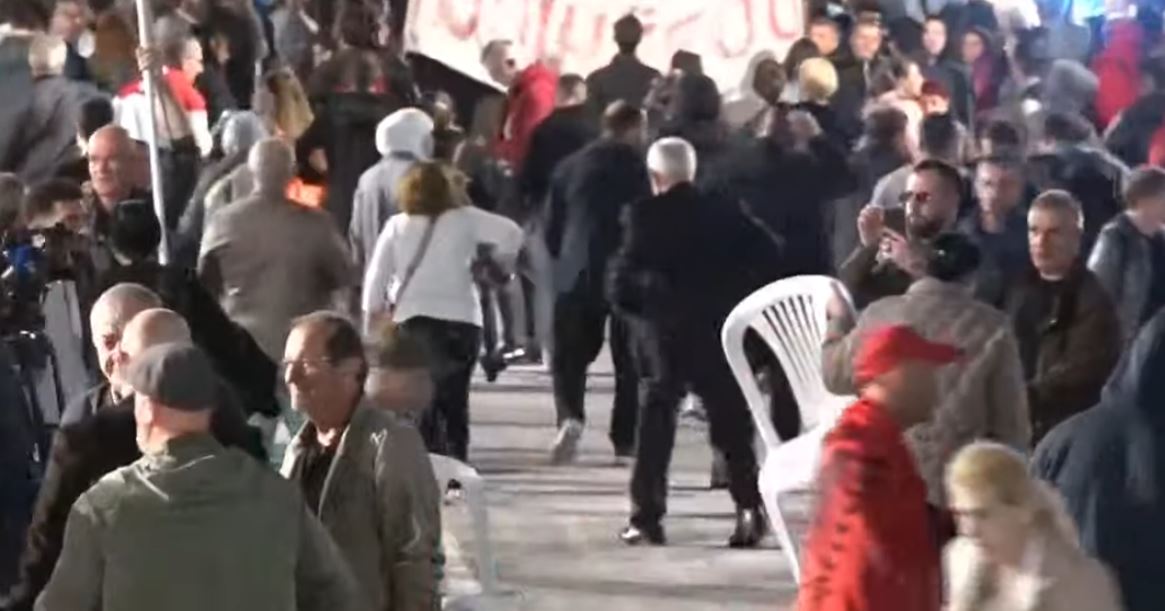 Mbyllen fjalimet te Kryeministria  protestuesit marshojnë drejt komisariatit 3  Kërkojmë lirimin e Arturit  mos mbani peng qyt   