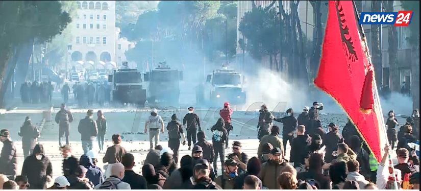 Foto nga burimi: Përshkallëzohet situata/ Policia hedh gaz lotsjellës masiv, studentët shpërthejnë: Poshtë diktatura