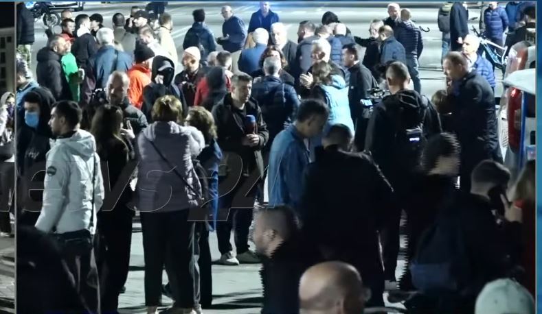 protesta-para-kryeministrise-studente-dhe-qytetare-thirrje-doreheqje