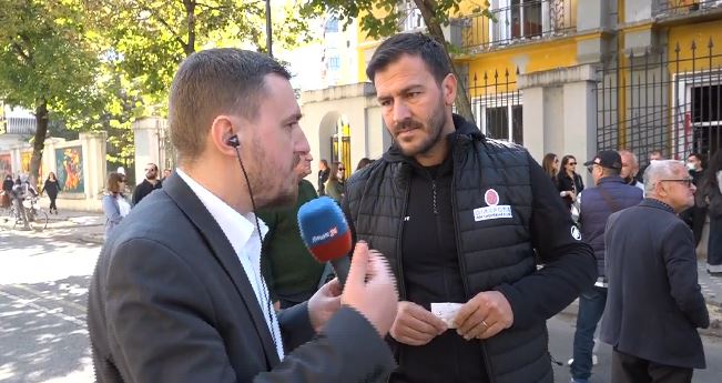  Diaspora po vjen  do ta detyrojmë kryeministrin të japë dorëheqjen   Florian Haçkaj për News24  Kallëzim në SPAK për dhunën n   