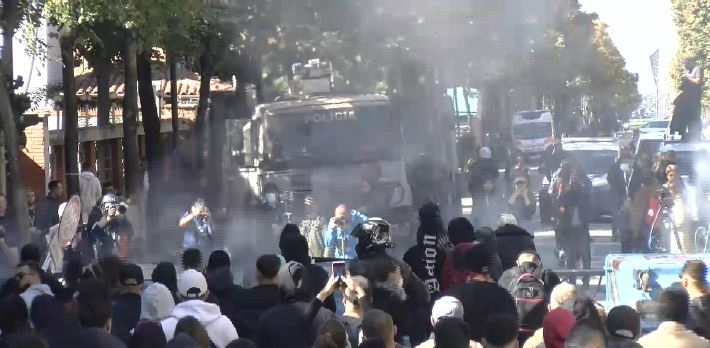 Foto nga burimi: Zjarr, tym dhe thirrje kundër klasës politike: “Rama n’burg, Berisha n’burg”! Çfarë po ndodh në protestën para Ministrisë së Arsimit
