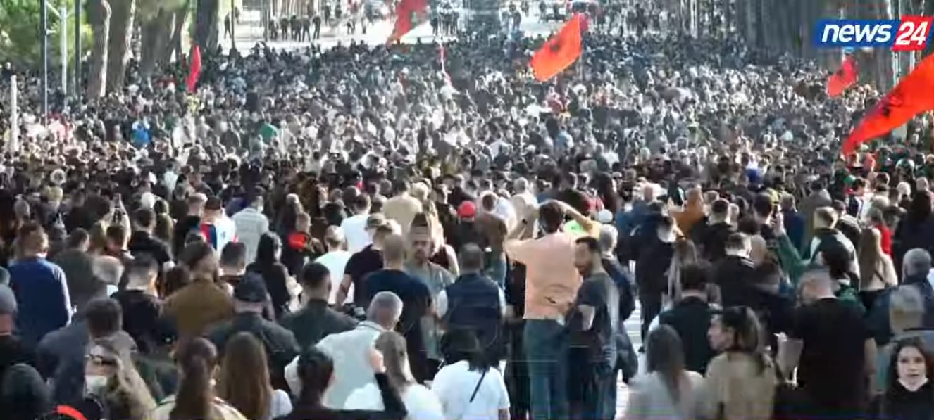 U arrestuan gjatë protestës  gjykata liron 12 protestues