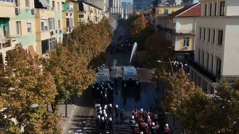 Foto nga burimi: E paprecedentë! Protestuesit paqësorë para MAS, policia i sulmon me gaz lotsjellës dhe ujë me presion
