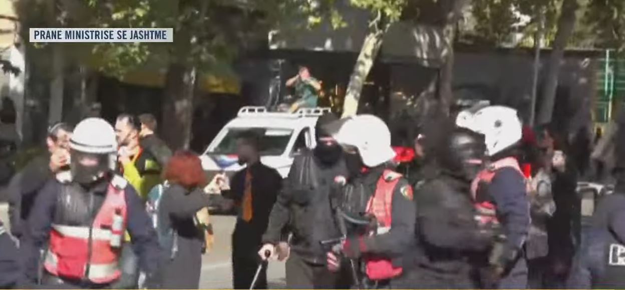 Përshkallëzohet protesta pranë Ministrisë së Jashtme  policia nis shoqërimet e studentëve  Efektivë dhe civilë  me shkop gome    
