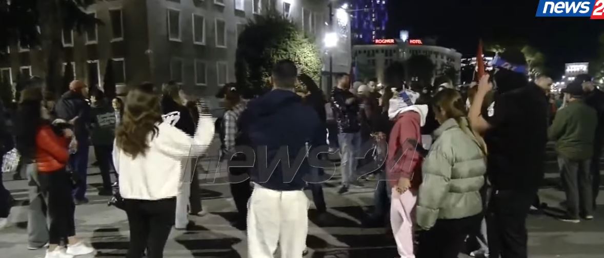 Studentë  pedagogë dhe qytetarë vijojnë qëndresën te Kryeministria  Nuk pranojmë dialog  kërkojmë largimin e kryeministrit