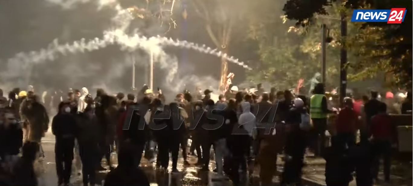 Turma e protestuesve detyron efektivët të tërhiqen  policët hedhin masivisht gaz lotsjellës për t i shpërndarë