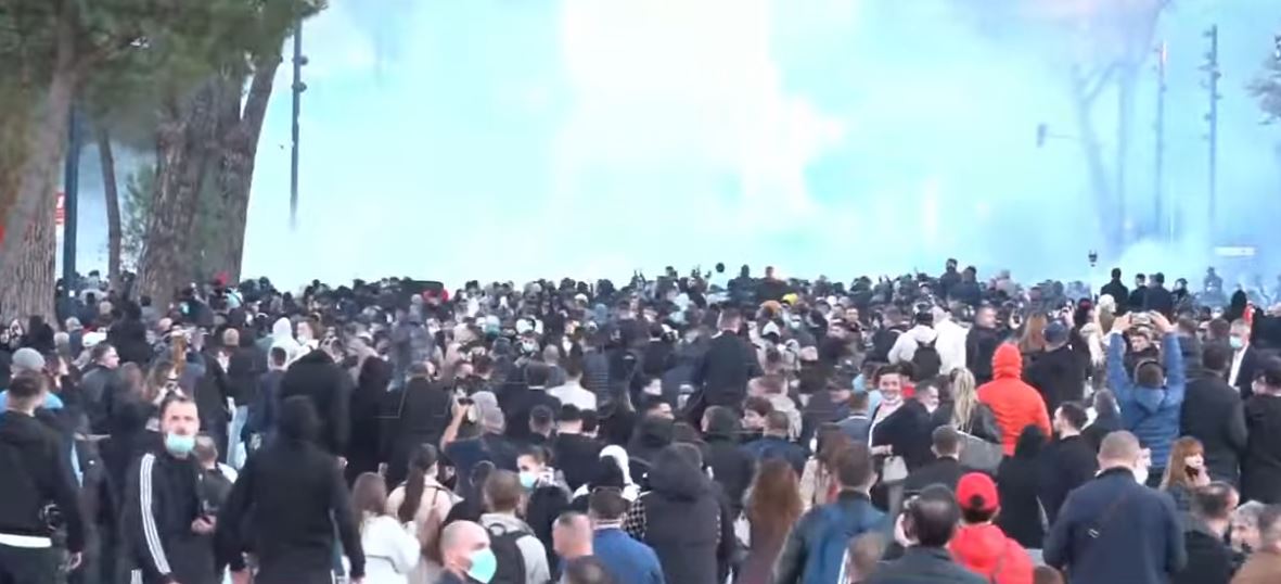 LIVE  Studentët masivisht në protestë  të bashkuar dhe të vendosur  Sheshi i mbushur plot  Policia hedh bombola shpërthyese  p   