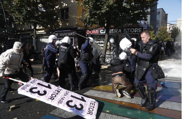 Revolta e studentëve në rrugët e Tiranës  BIRN  Policia humbi kontrollin e territorit dhe tregoi mungesë të thellë profesional   