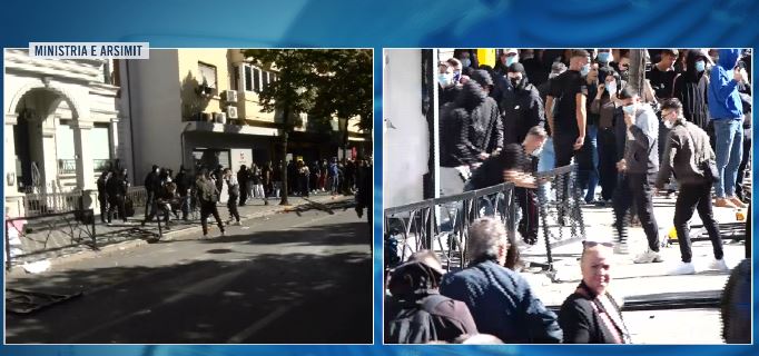 Studentët bllokojnë rrugën e Durrësit me kangjella, shkatërrojnë reklamat anash