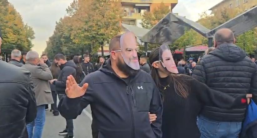 VIDEO  Dy të rinj në protestë shfaqen me maskat e Ramës dhe të Ballukut  ironizojnë kryeministrin me thirrjet për dialog