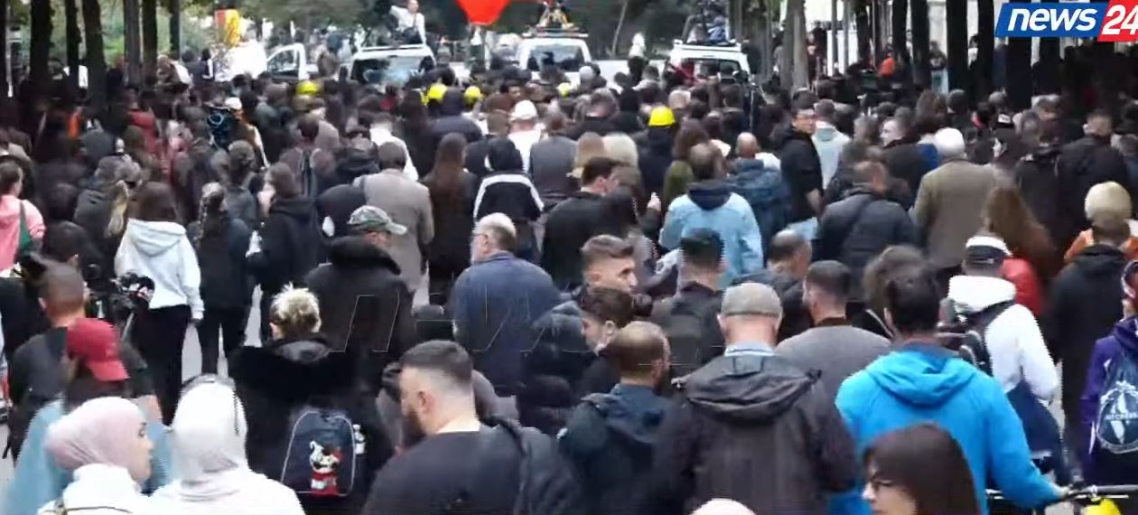 Foto nga burimi: Revoltat e të rinjve/ Pas Kryeministrisë, protestuan disa orë para Ministrisë së Arsimit, studentë dhe pedagogë nisin marshimin